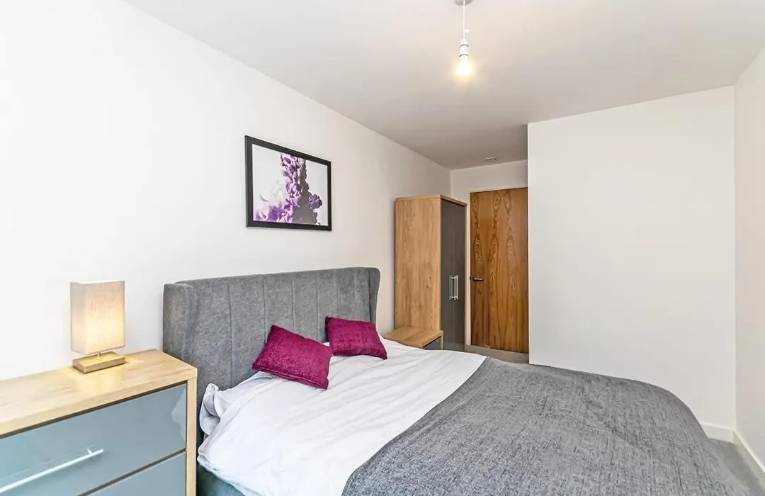 Contemporary 2 Bed Apartment In Central Manchester-1
